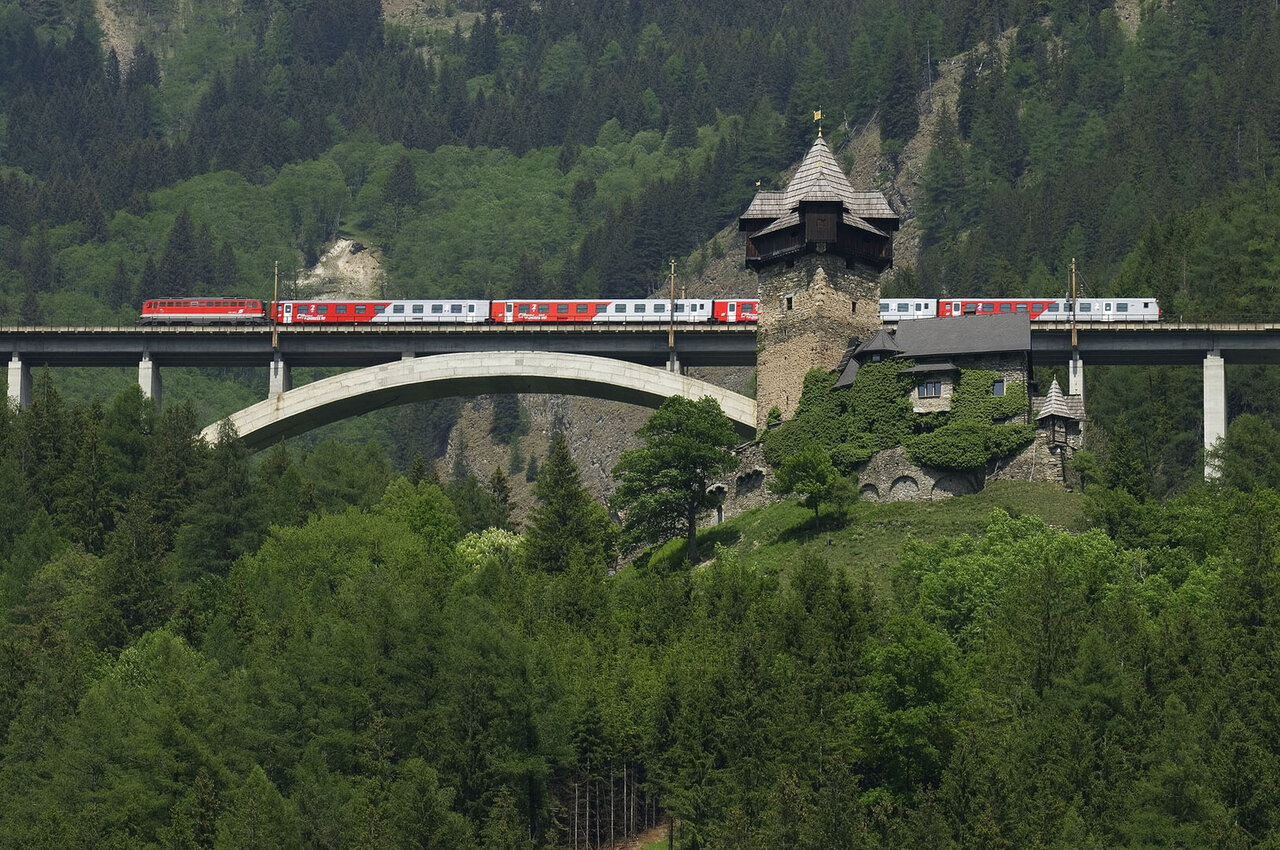 Die Tauernbahn mit Burg Falkenstein